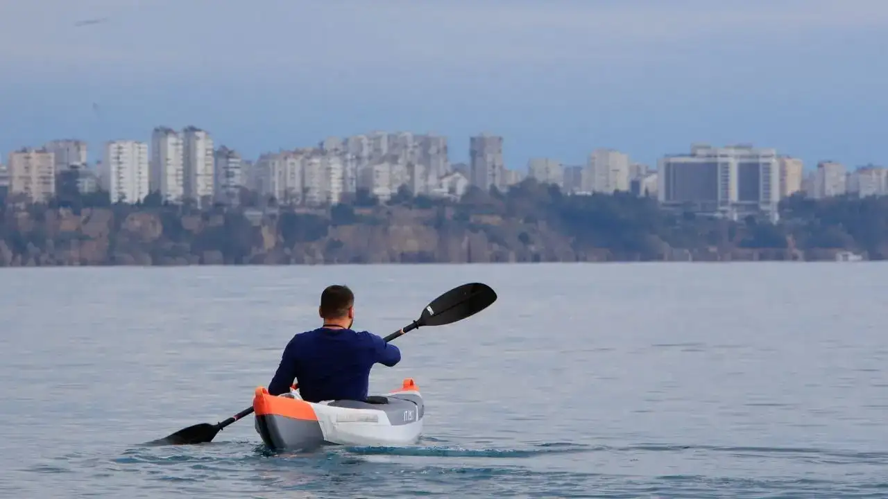 Antalya Kışı Pas Geçti: Deniz Keyfi Soğuk Hava Dinlemedi! 1
